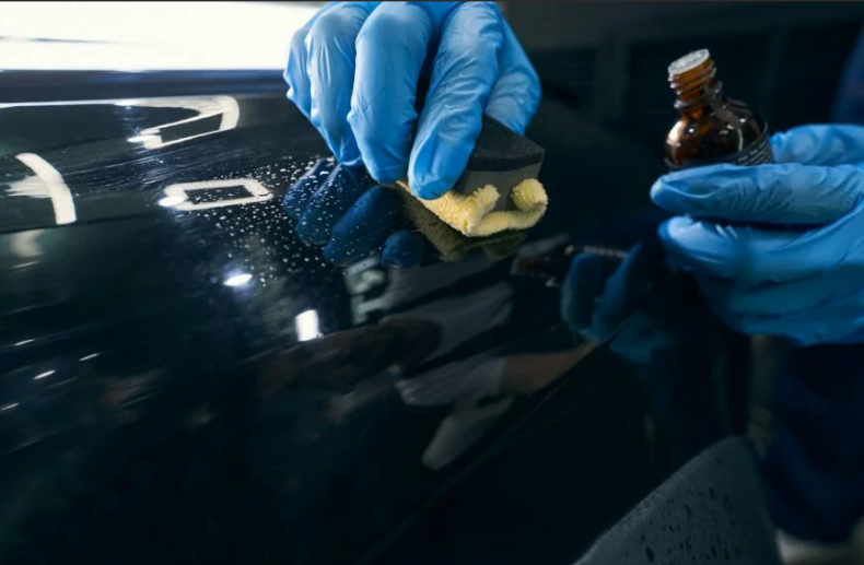 Wachsversiegelung: Auftragen der Schutzschicht am Lack mit Applikator